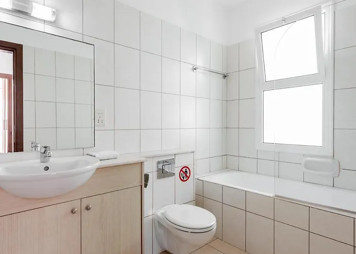 Laguna Sunrise By Ezoria Vila *