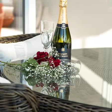 Villa Laguna Sunrise By Ezoria *